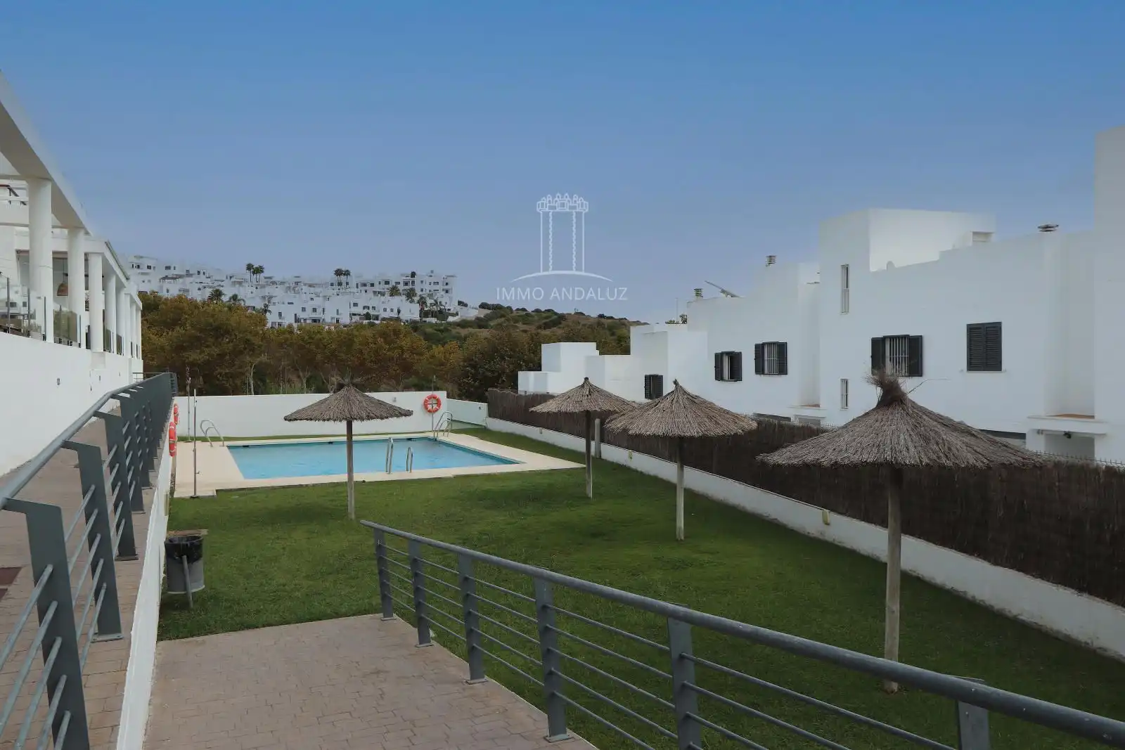 Schwimmbecken von Wohnung zum Verkauf in Conil de la Frontera mit Klimaanlage, Heizung und Terrasse