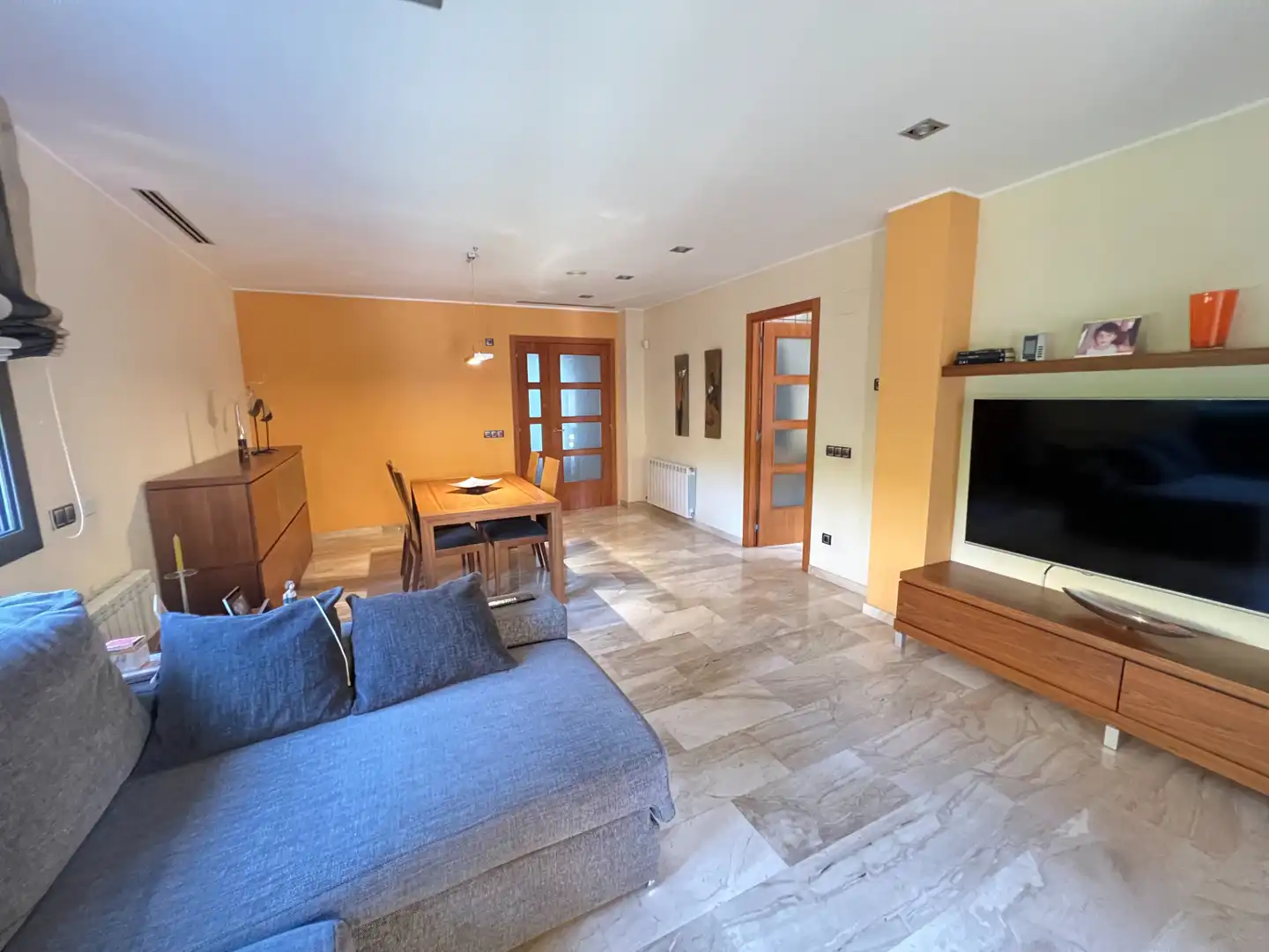 Sala d'estar de Casa o xalet en venda en La Roca del Vallès amb Aire condicionat, Calefacció i Jardí privat