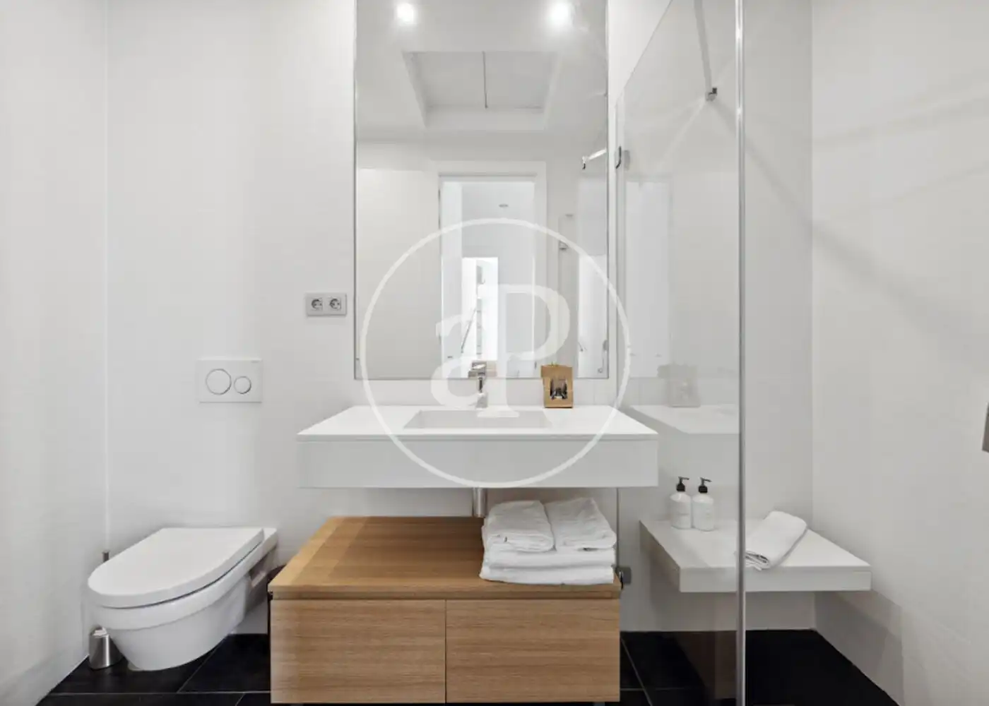 Bathroom of Flat for rent in Madrid  with Air Conditioner, Heating and Furnished