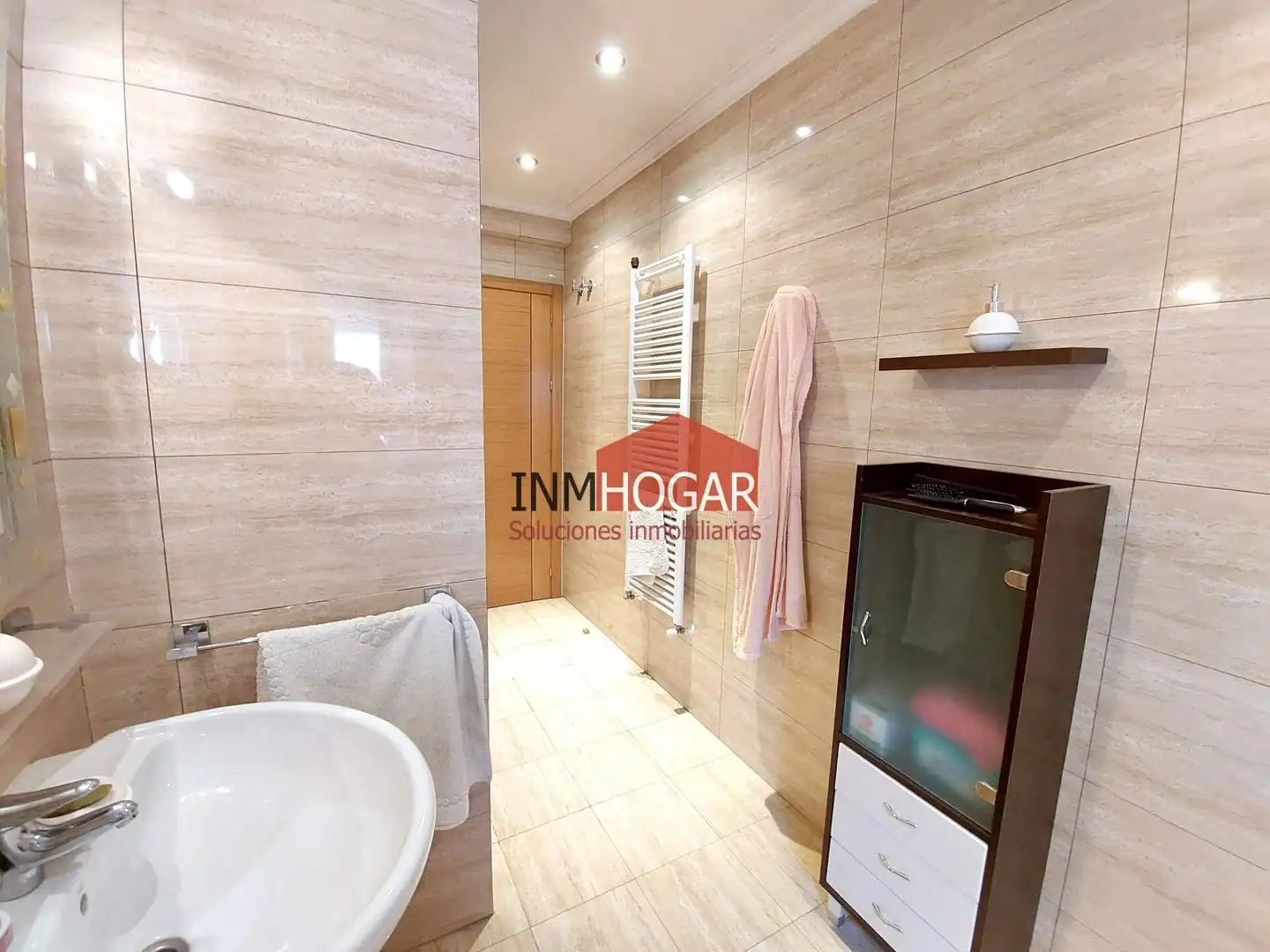 Baño de Piso en venta en Ávila con Calefacción, Terraza y Trastero