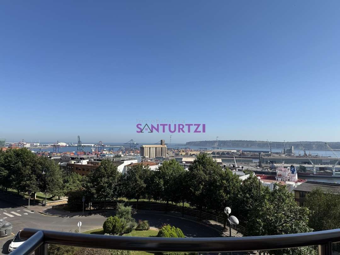 Vista exterior de Pis en venda en Santurtzi  amb Calefacció, Terrassa i Moblat