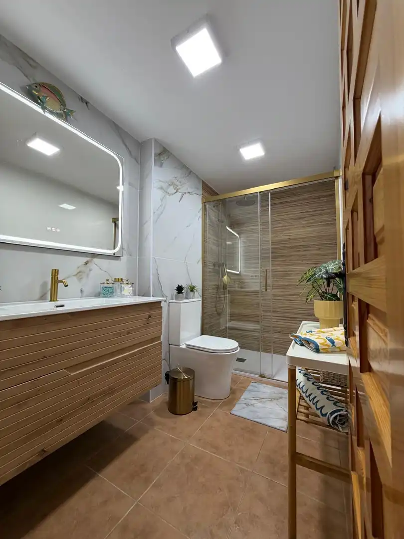 Badezimmer von Dachboden zum Verkauf in Zahara de los Atunes mit Privatgarten, Terrasse und Abstellraum