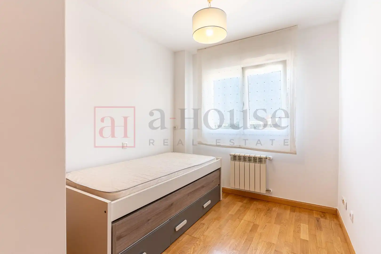 Bedroom of Flat for sale in Madrid  with Air Conditioner, Heating and Private garden