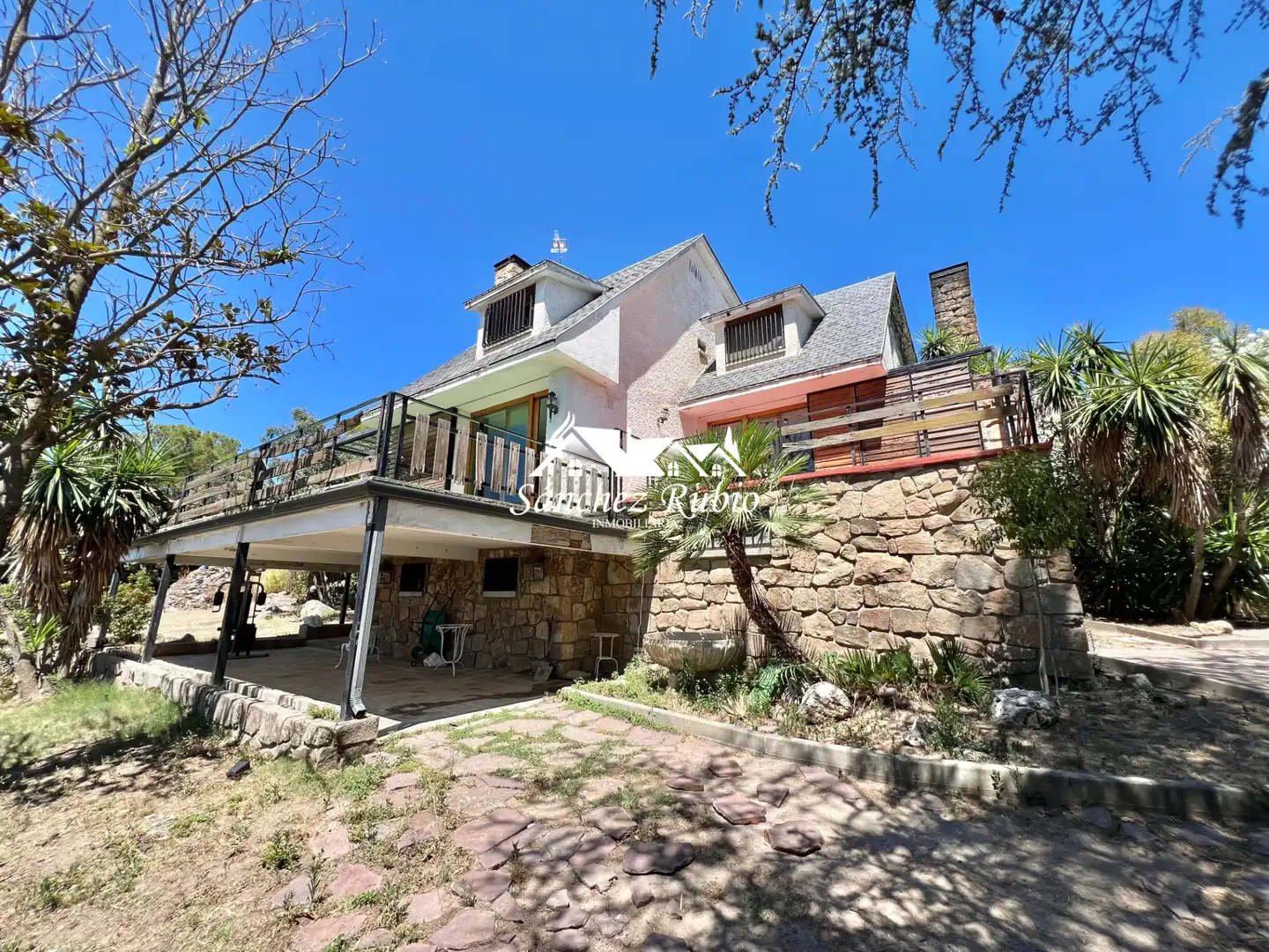 Vista exterior de Casa o xalet en venda en Torrelodones amb Calefacció, Jardí privat i Parquet