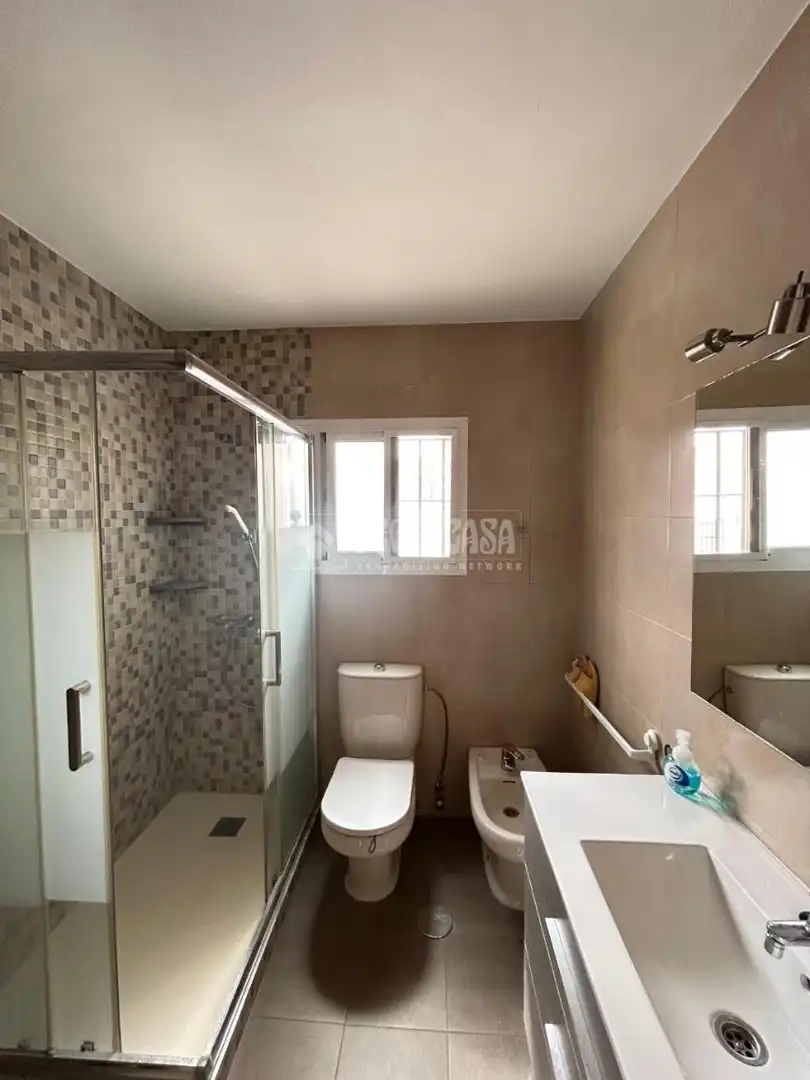 Badezimmer von Einfamilien-Reihenhaus zum Verkauf in Fuengirola mit Klimaanlage, Terrasse und Abstellraum