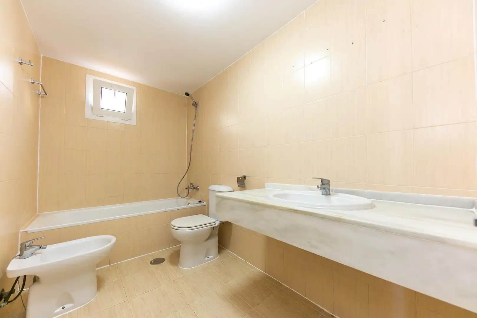 Baño de Piso en venta en Benalmádena con Terraza, Trastero y Balcón