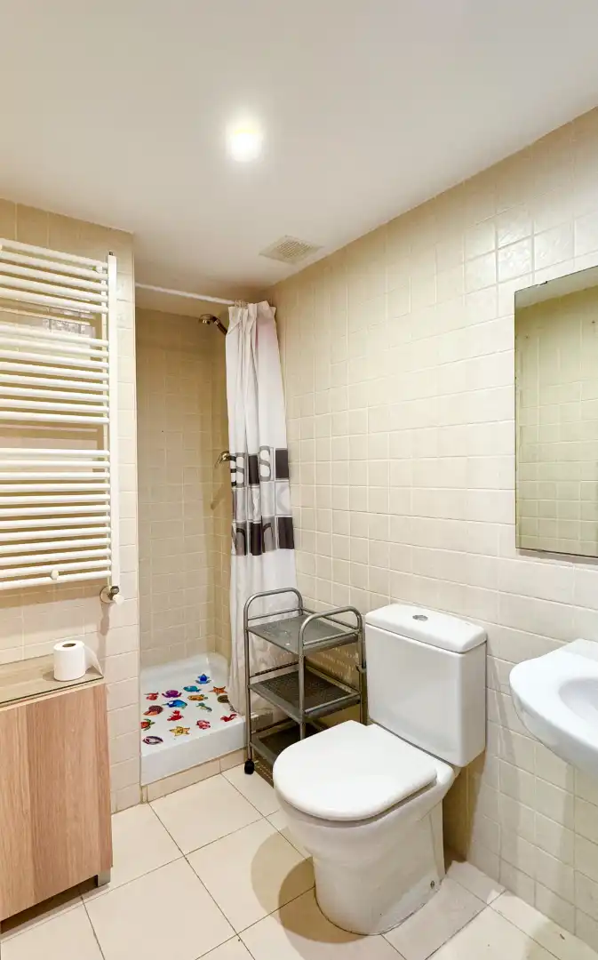 Bathroom of Flat for rent in Badalona  with Air Conditioner, Heating and Parquet flooring