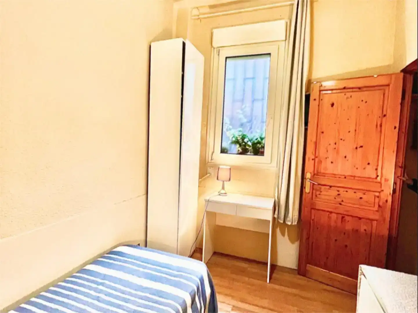 Habitación de Casa o chalet en venta en  Barcelona Capital con Balcón