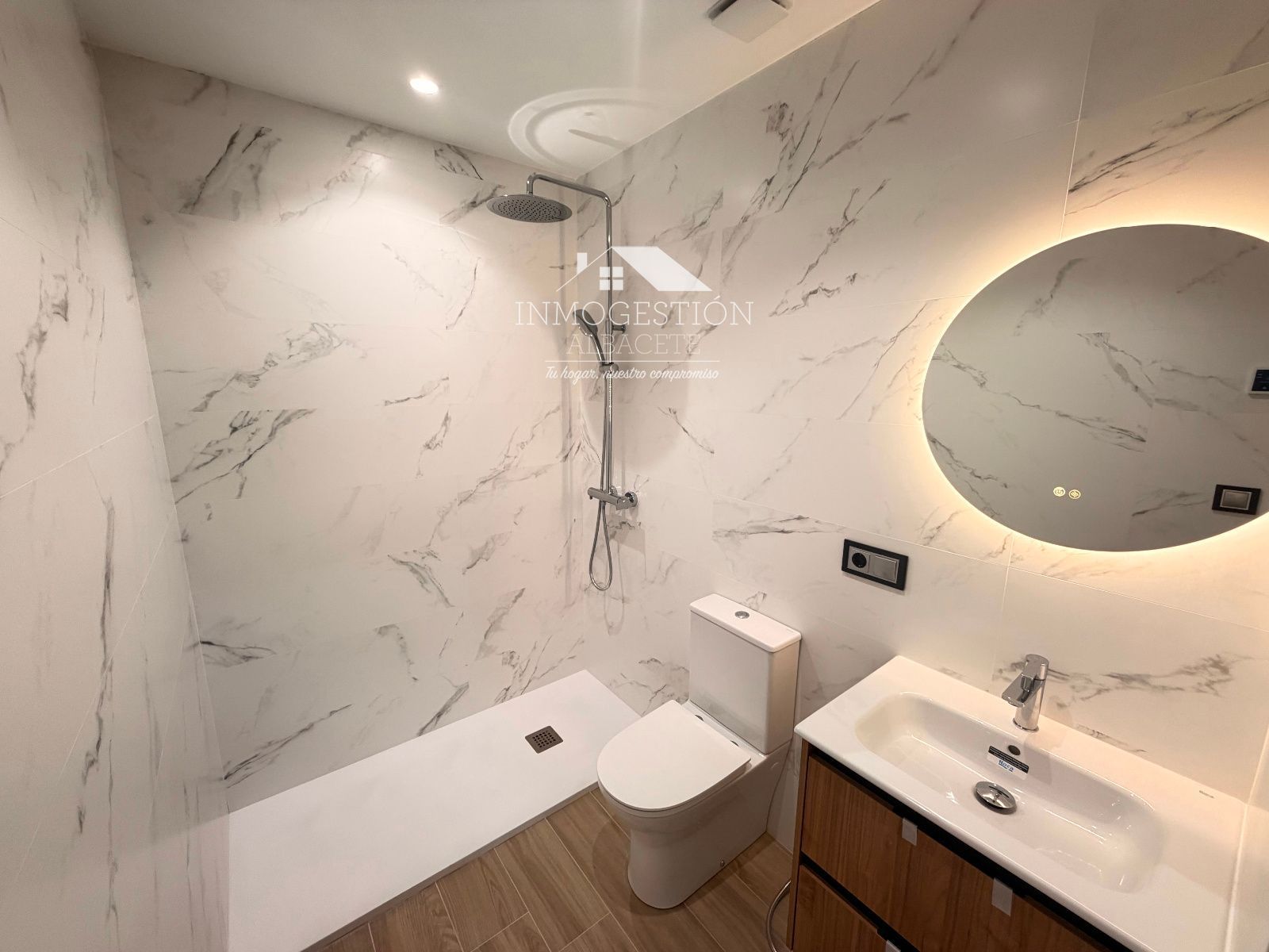 Bany de Pis en venda en  Albacete Capital amb Aire condicionat, Calefacció i Moblat