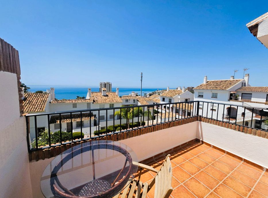 Vista exterior de Dúplex en venda en Mijas amb Terrassa i Piscina comunitària