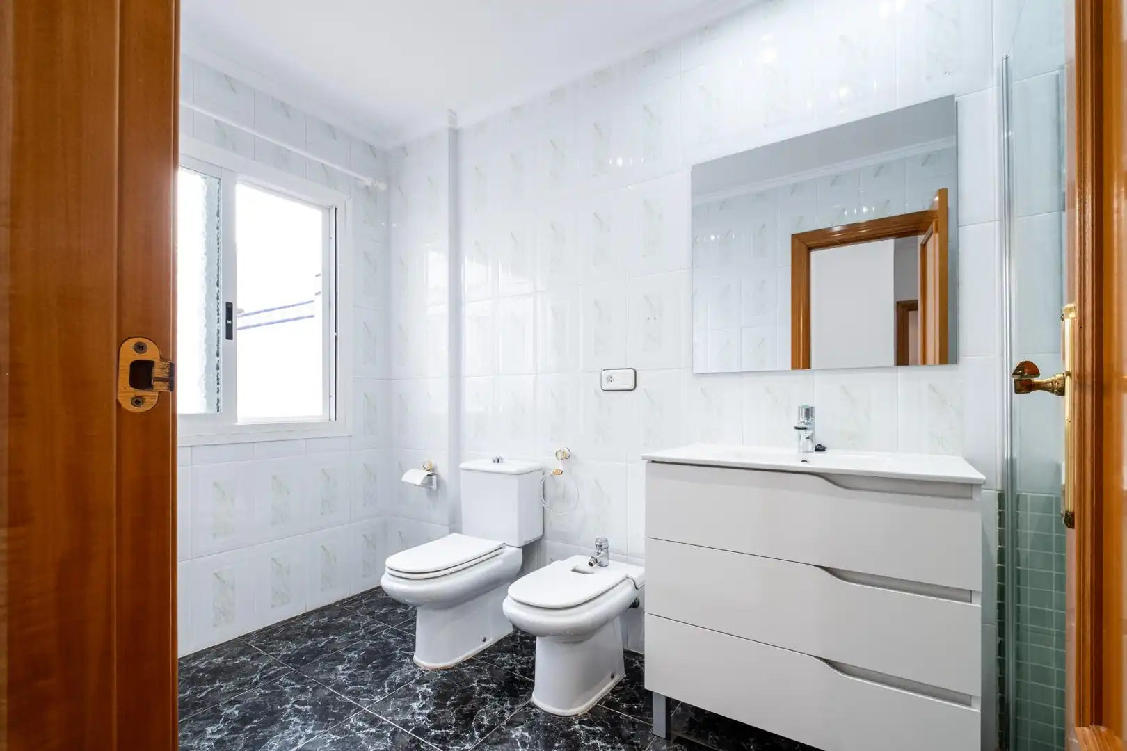 Badezimmer von Dachboden zur Miete in Moncada mit Privatgarten, Terrasse und Balkon
