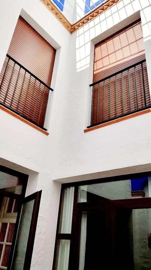 Vista exterior de Casa o xalet en venda en Utrera amb Aire condicionat, Calefacció i Jardí privat