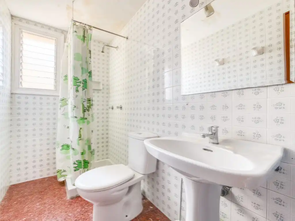 Bathroom of Flat for sale in Figueres  with Furnished