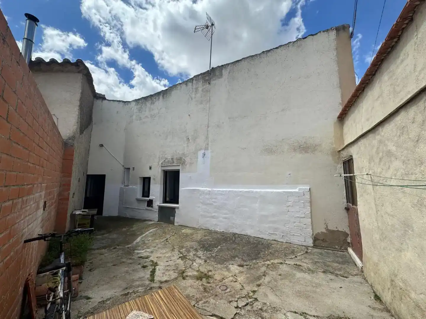 Vista exterior de Finca rústica en venda en Monfarracinos amb Moblat