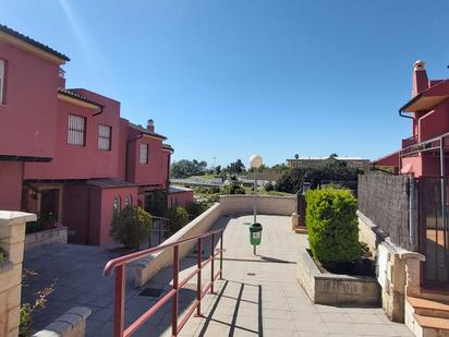 Vista exterior de Casa adosada en venda en Algeciras amb Terrassa i Balcó