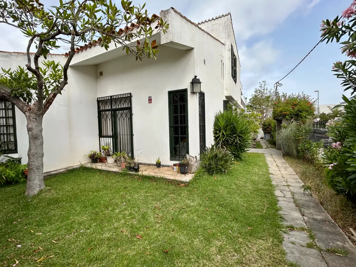 Vista exterior de Casa o xalet en venda en Las Palmas de Gran Canaria amb Calefacció, Jardí privat i Parquet