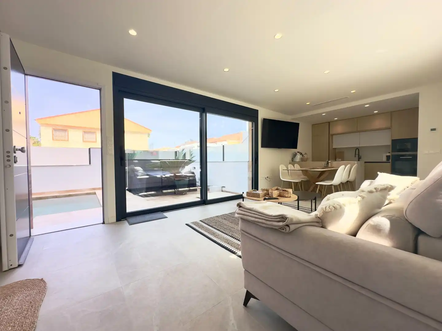 Sala de estar de Casa o chalet en venta en San Pedro del Pinatar con Aire acondicionado, Calefacción y Amueblado