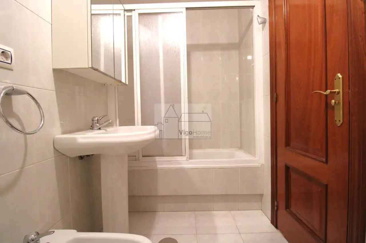 Bathroom of Flat for rent in Vigo   with Heating, Parquet flooring and Storage room
