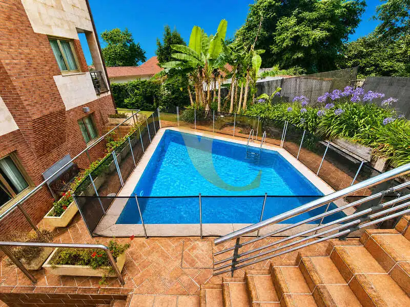 Piscina de Casa o xalet en venda en Gijón  amb Calefacció, Jardí privat i Terrassa