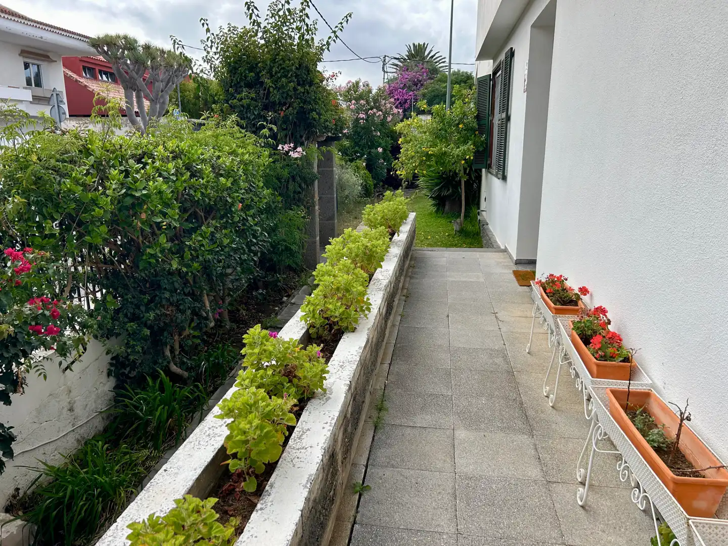 Vista exterior de Casa o xalet en venda en Las Palmas de Gran Canaria amb Calefacció, Jardí privat i Parquet