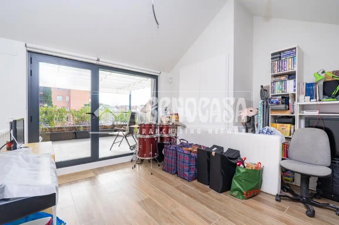 Habitación de Casa adosada en venta en Colmenar Viejo con Aire acondicionado, Calefacción y Jardín privado