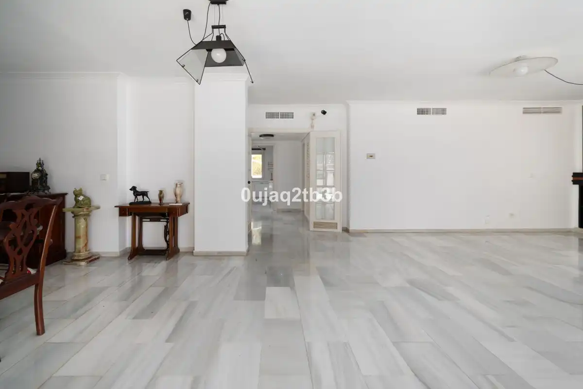 Sala d'estar de Pis en venda en Marbella amb Aire condicionat, Terrassa i Traster