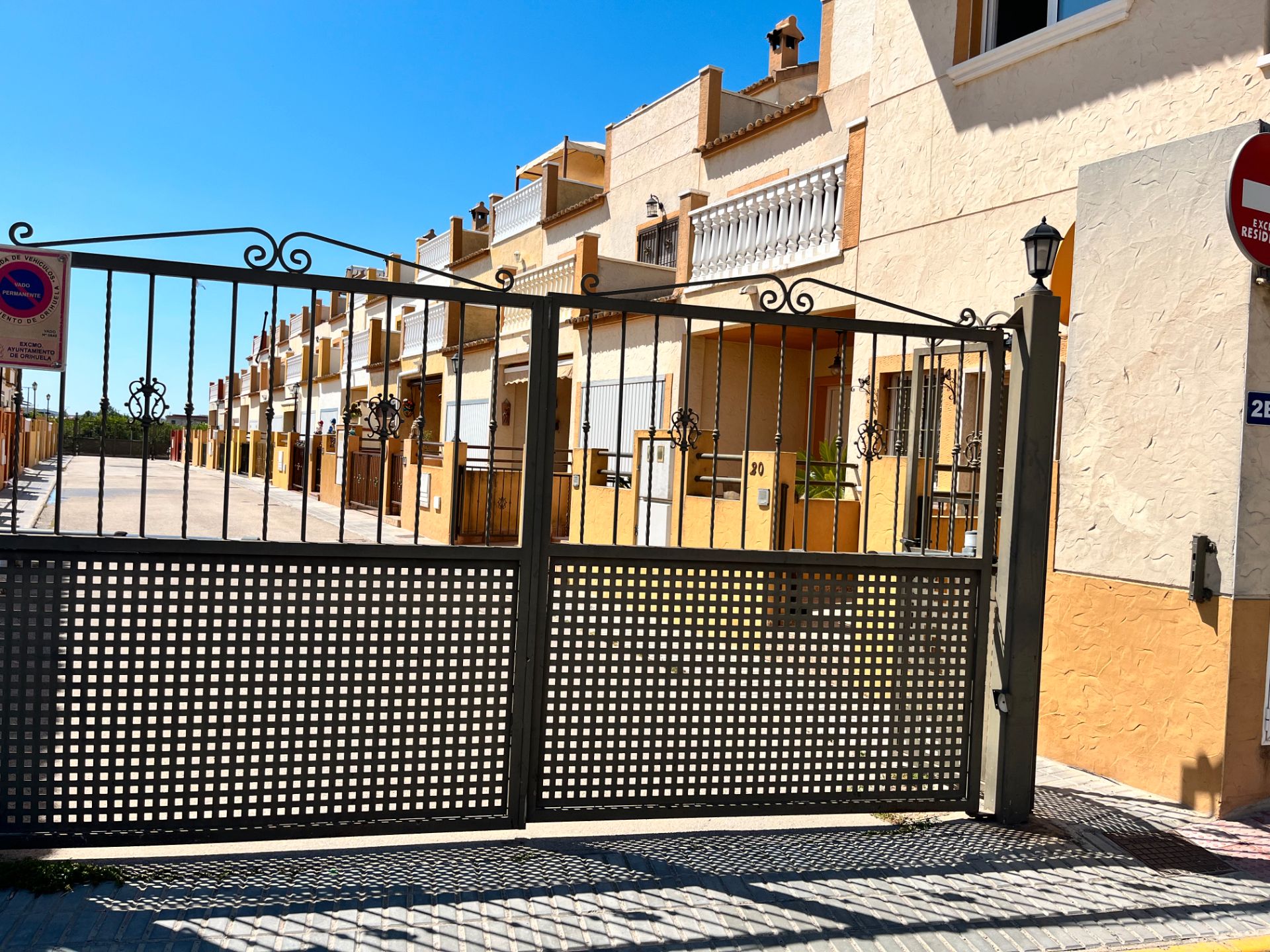 Vista exterior de Pis en venda en Orihuela amb Terrassa i Balcó
