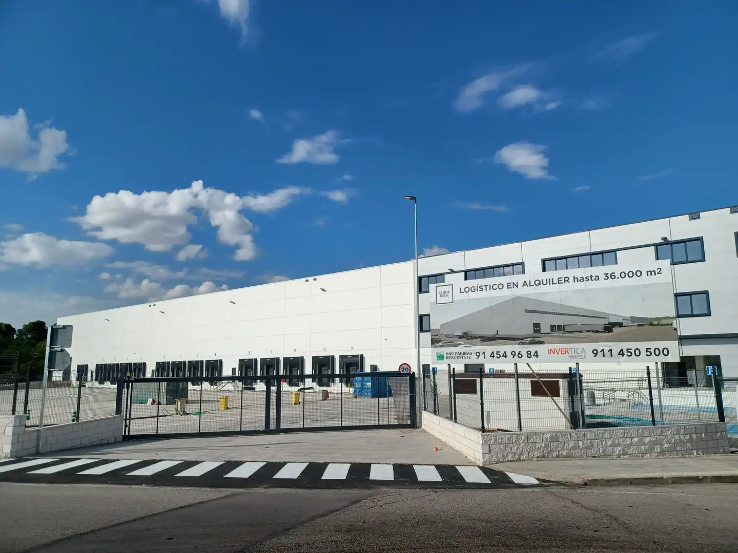 Außenansicht von Fabrikhallen zur Miete in Azuqueca de Henares