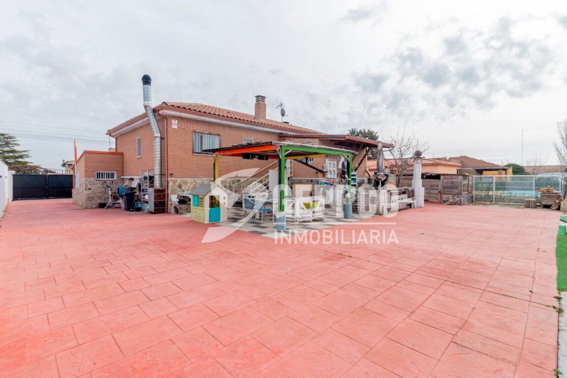 Vista exterior de Casa o xalet en venda en Torrejón del Rey amb Aire condicionat i Jardí privat
