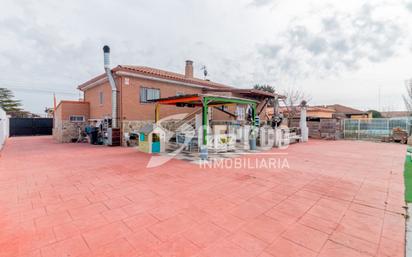 Vista exterior de Casa o xalet en venda en Torrejón del Rey amb Aire condicionat i Jardí privat