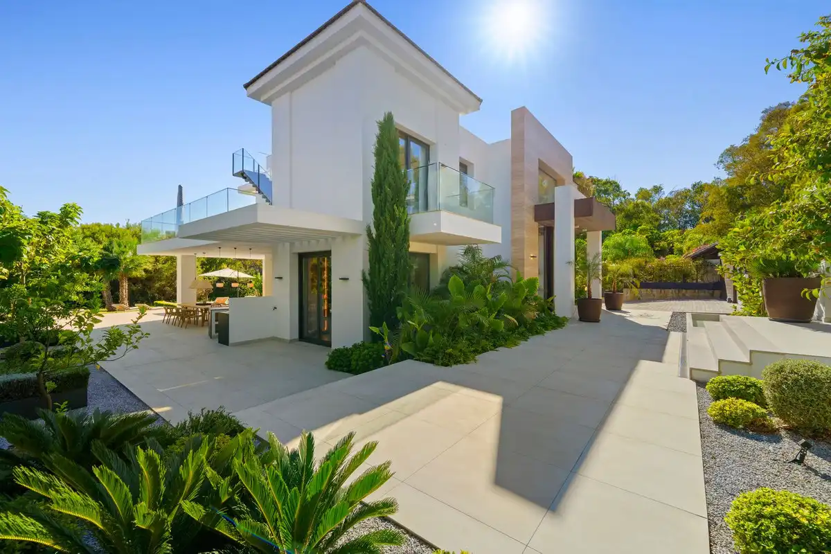 Vista exterior de Casa o xalet en venda en Marbella amb Aire condicionat, Jardí privat i Terrassa