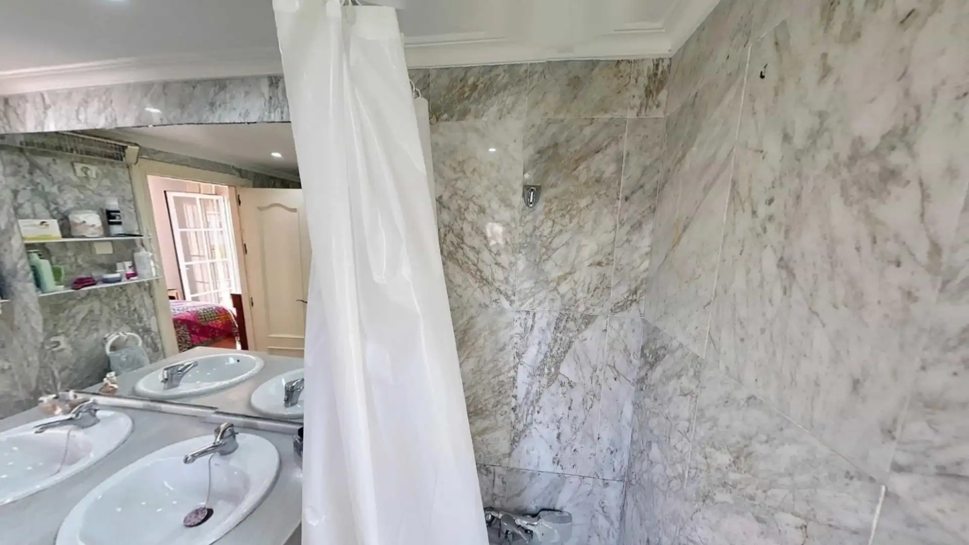 Badezimmer von Einfamilien-Reihenhaus zum Verkauf in Estepona mit Heizung, Privatgarten und Terrasse