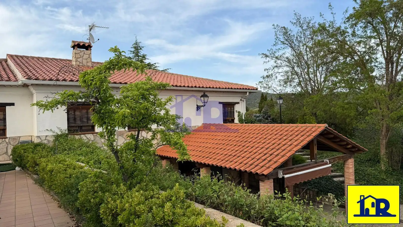 Vista exterior de Casa o xalet en venda en Villalba de la Sierra amb Calefacció, Traster i Piscina