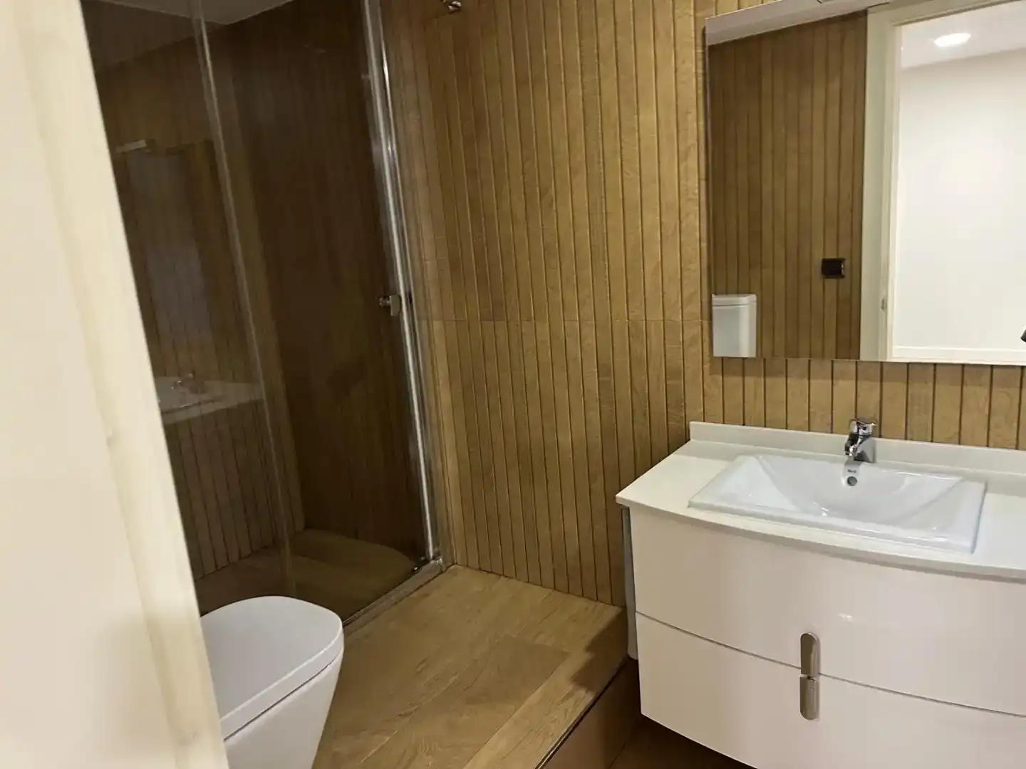 Badezimmer von Wohnung zur Miete in Muros mit Möbliert