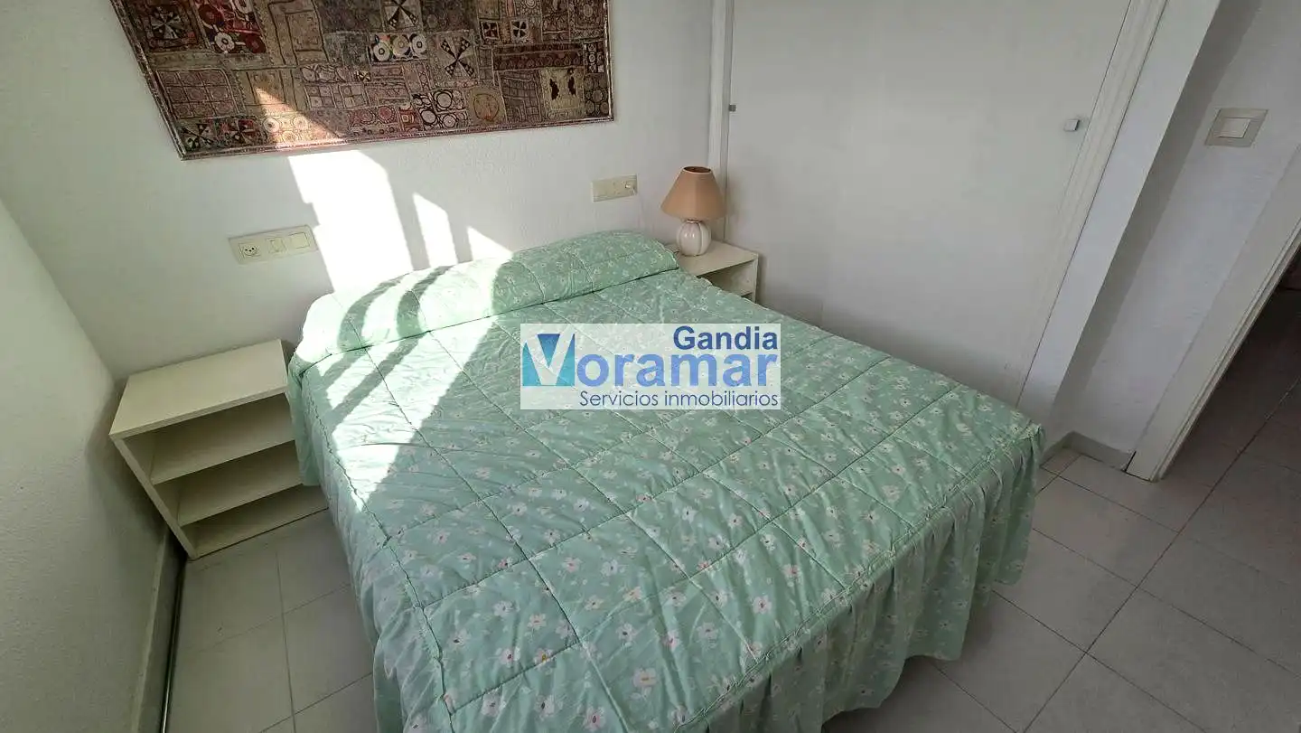 Dormitori de Apartament de lloguer en Gandia amb Terrassa, Moblat i Piscina comunitària
