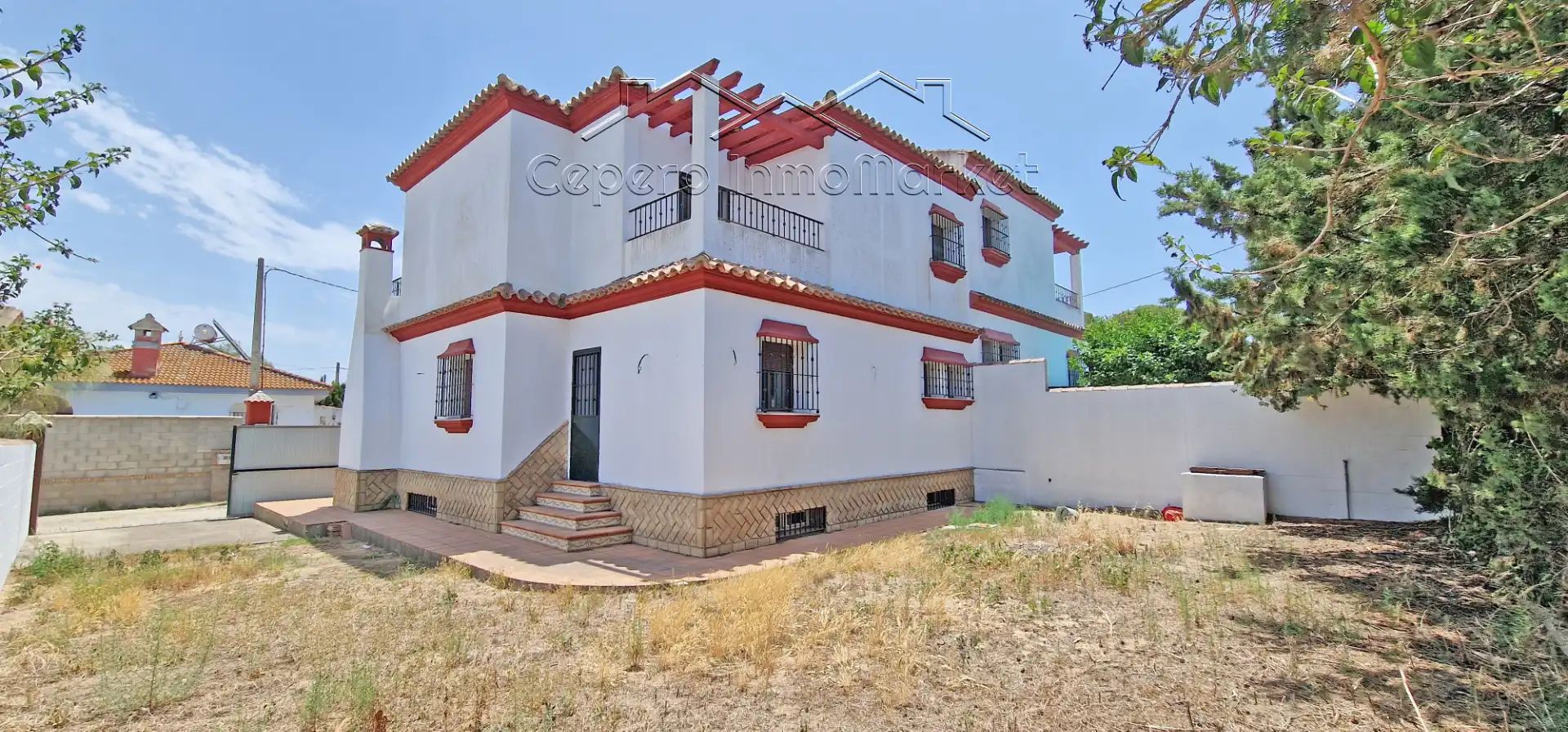 Außenansicht von Einfamilien-Reihenhaus zum Verkauf in El Puerto de Santa María mit Privatgarten und Balkon