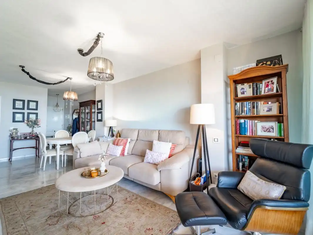 Sala d'estar de Planta baixa en venda en Marbella amb Aire condicionat, Calefacció i Jardí privat