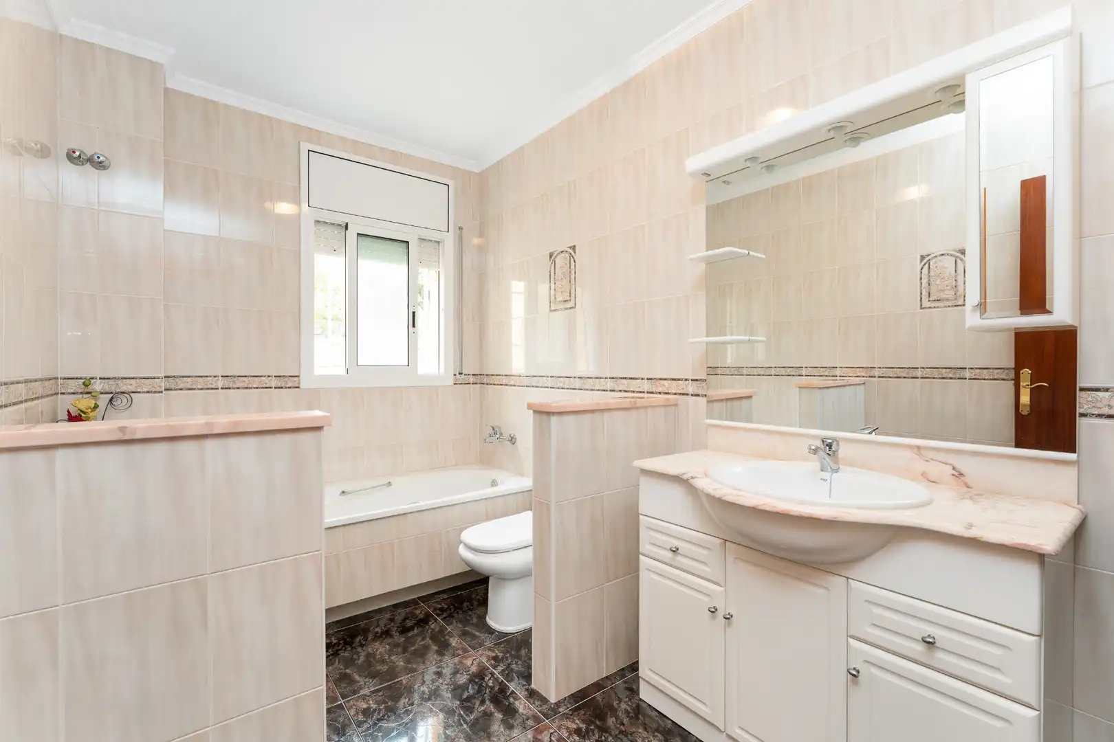 Bany de Casa o xalet en venda en Castellet i la Gornal amb Jardí privat, Terrassa i Moblat