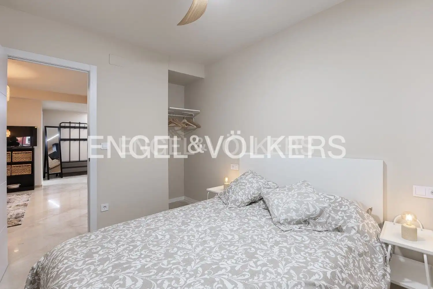 Dormitori de Apartament de lloguer en Valencia amb Aire condicionat, Calefacció i Moblat