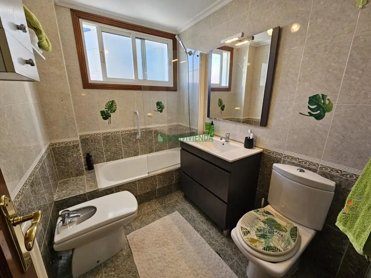 Baño de Piso de alquiler en Vigo  con Calefacción, Parquet y Terraza