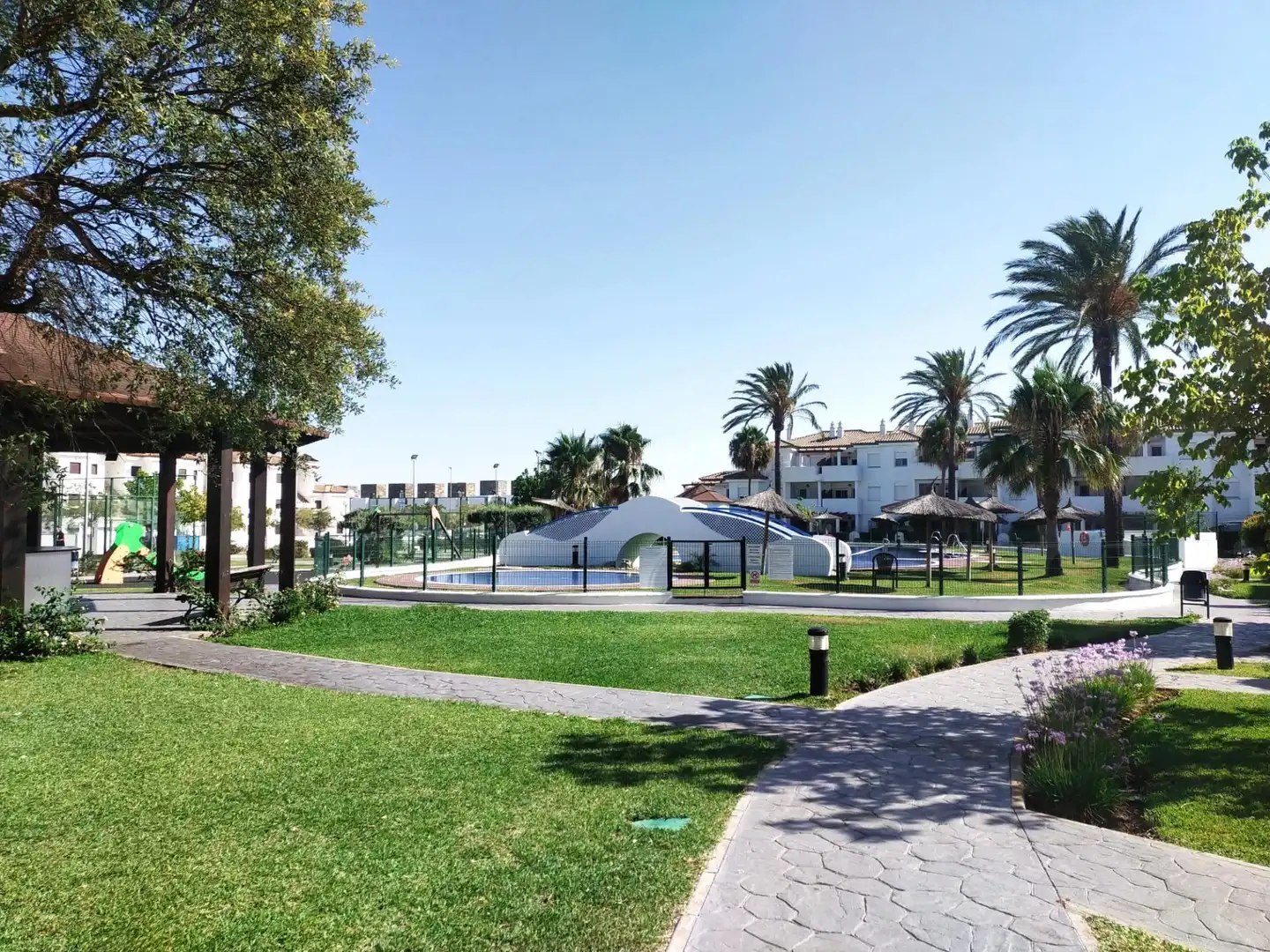 Vista exterior de Apartamento en venta en Chiclana de la Frontera con Jardín privado, Terraza y Amueblado