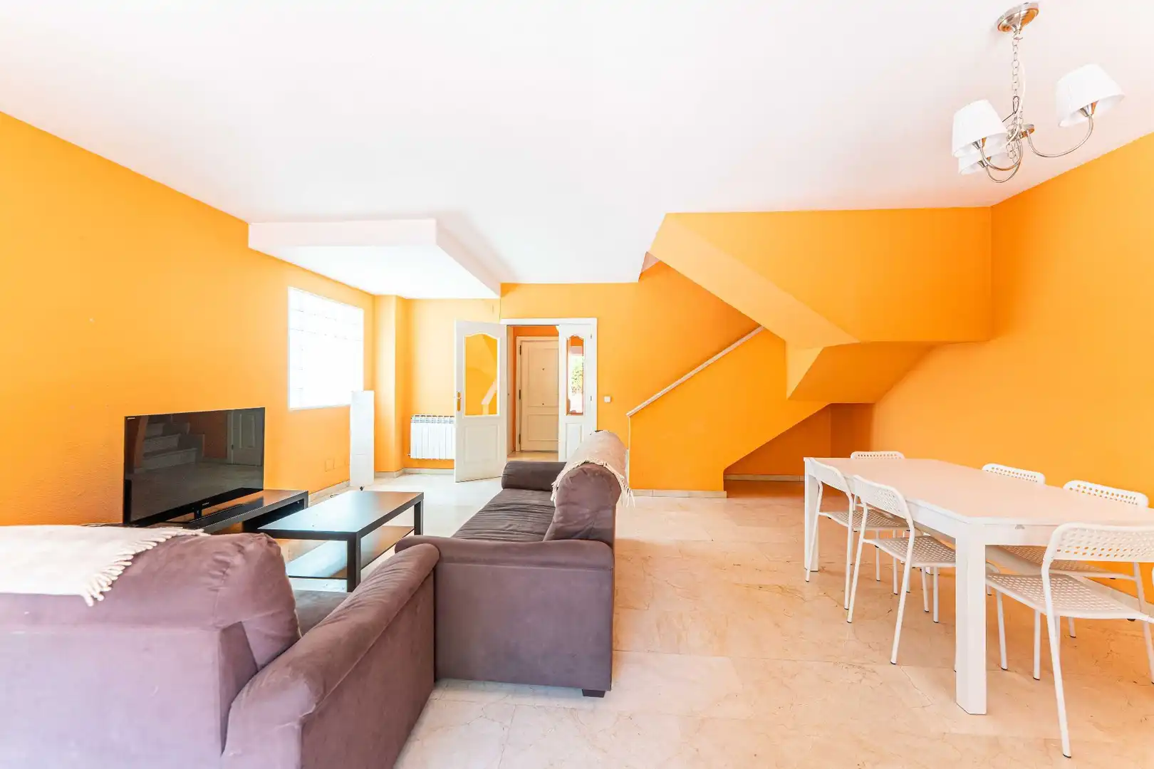 Sala de estar de Casa adosada en venta en Fuenlabrada con Aire acondicionado, Calefacción y Jardín privado