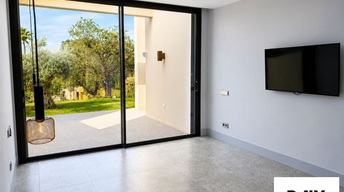 Elviria, Marbella Este. Esta espectacular propiedad ofrece 5 dormitorios, amplias zonas de estar de concepto abierto, piscina clim, imatge 4