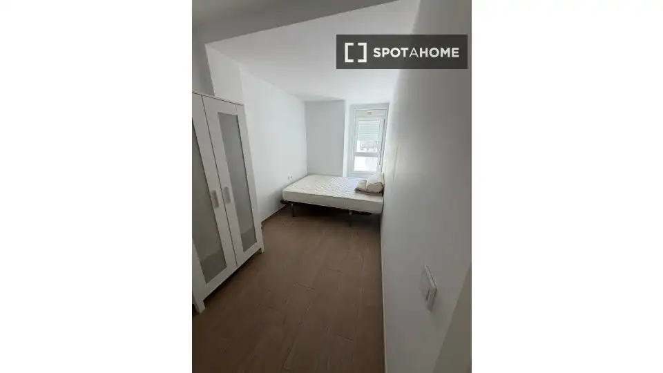 Dormitori de Estudi per a compartir en Cornellà de Llobregat amb Aire condicionat, Terrassa i Moblat