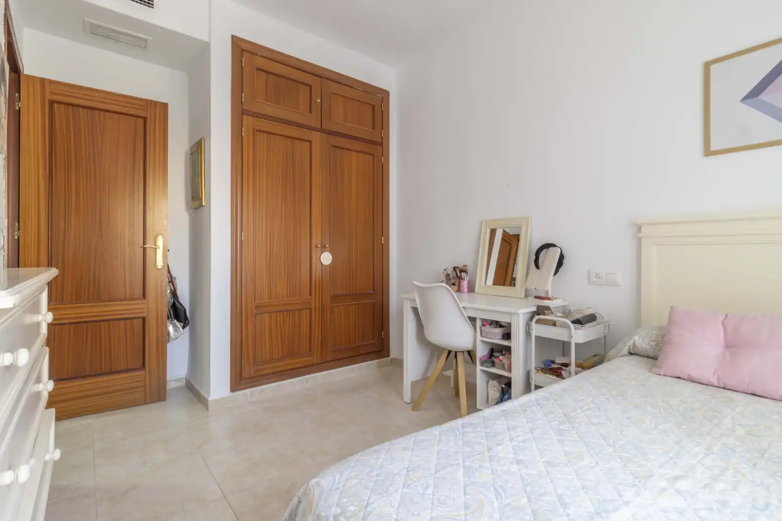 Dormitori de Casa adosada en venda en Gines amb Aire condicionat, Jardí privat i Terrassa