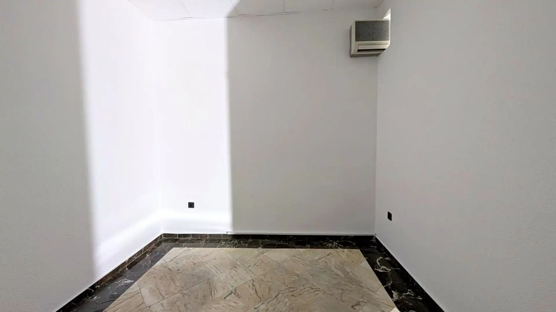 Büro zum Verkauf in Linares mit Klimaanlage