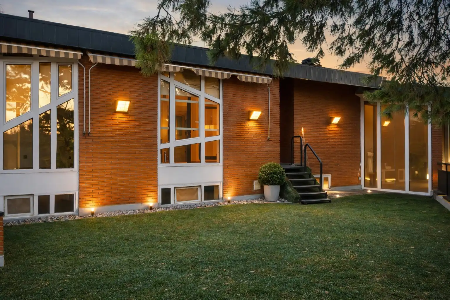 Vista exterior de Casa o xalet en venda en Hoyo de Manzanares amb Jardí privat, Terrassa i Piscina