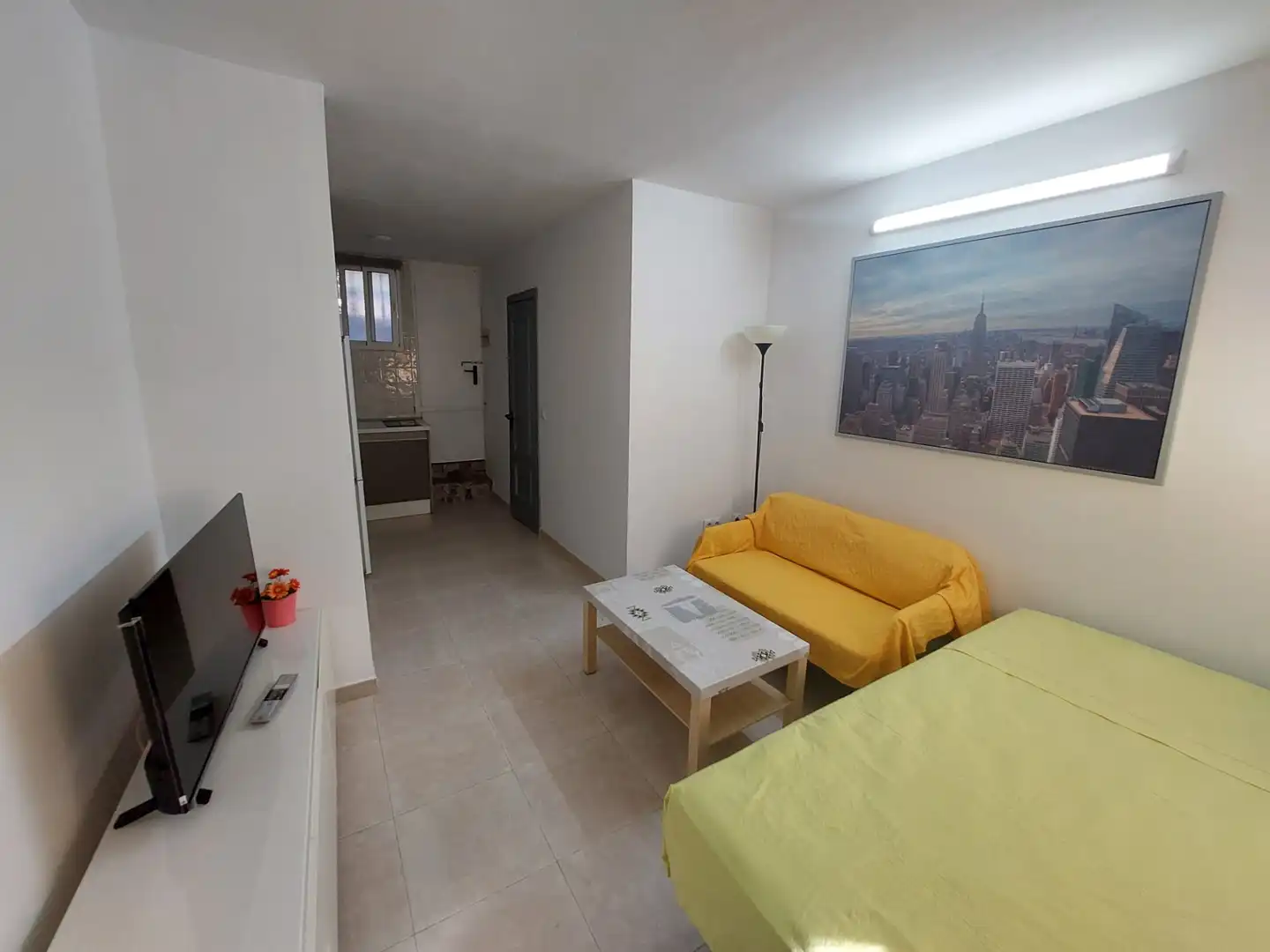 Sala d'estar de Estudi de lloguer en Benalmádena amb Terrassa, Moblat i Piscina comunitària