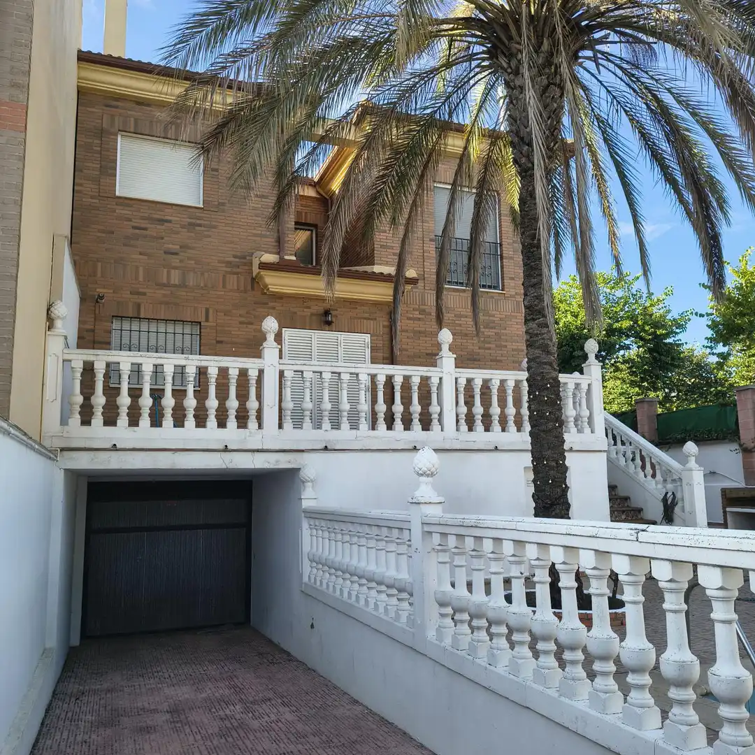 Vista exterior de Casa o xalet en venda en Linares amb Piscina