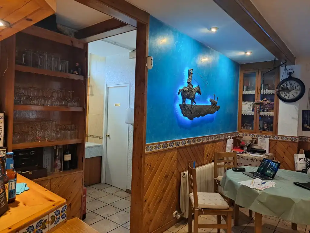 Local en traspaso en Alp con Calefacción, Parquet y Terraza